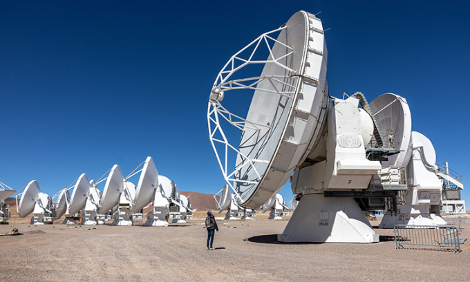 ALMA là hệ thống quan sát thiên văn vô tuyến mạnh nhất thế giới. Đài quan sát ALMA gồm 66 ăng-ten có độ chính xác cao trải rộng 16 km.
