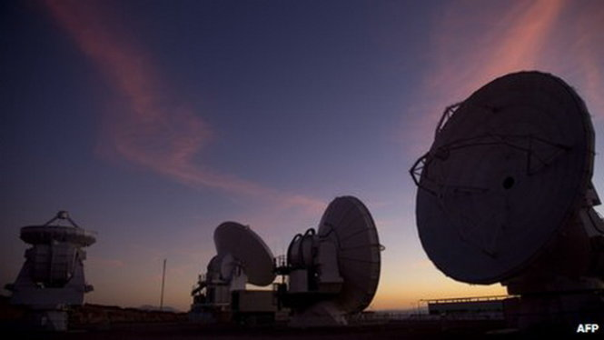 Hệ thống ăng-ten mạnh mẽ của ALMA cho phép phát hiện những thiên hà xa xôi đang hình thành ở rìa vũ trụ, quan sát khí và bụi phân tử, nghiên cứu các ngôi sao, hệ hành tinh và tìm kiếm sự sống ngoài hành tinh.