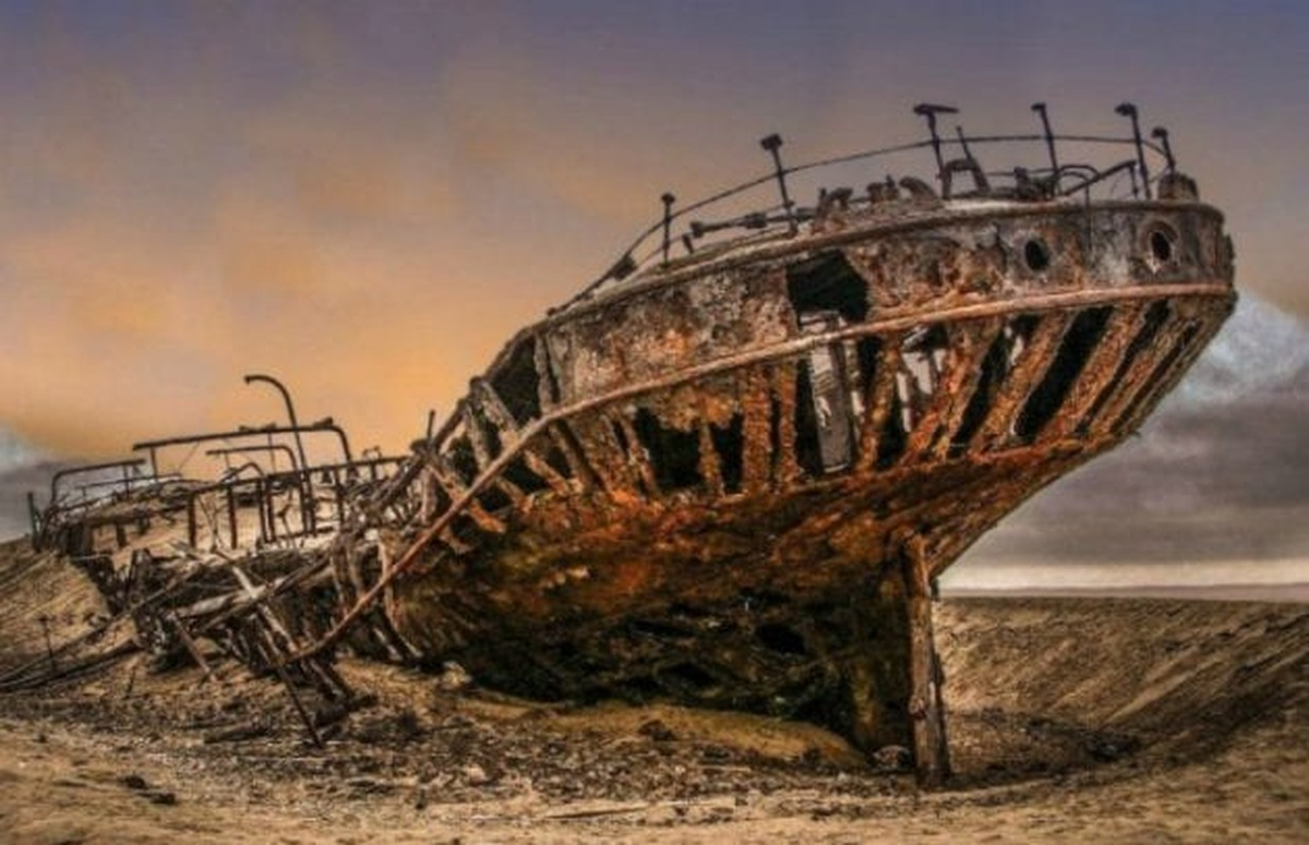 Một mảnh vỡ từ hông tàu có lẽ đã che chắn cho chiếc rương đựng kho báu khi nó chạm tới đáy biển.