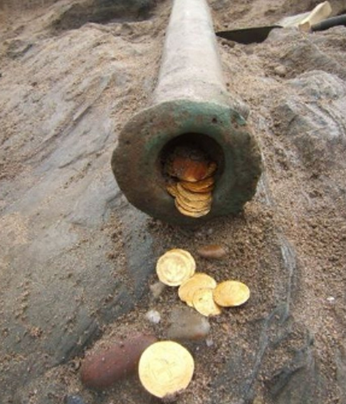 Cùng với hàng trăm mảnh vỡ của con tàu, các chuyên gia tìm thấy chiếc rương chứa hơn 2.000 đồng vàng. Tính theo tỷ giá khi đó, số vàng này trị giá khoảng 12,5 triệu USD.