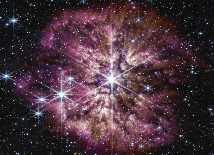 Mắt hồng ngoại của kính viễn vọng không gian James Webb đã quan sát được tất cả khí và bụi do một ngôi sao sắp chết mang tên Wolf-Rayet 124 tỏa vào không gian.