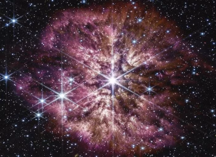 Mắt hồng ngoại của kính viễn vọng không gian James Webb đã quan sát được tất cả khí và bụi do một ngôi sao sắp chết mang tên Wolf-Rayet 124 tỏa vào không gian.