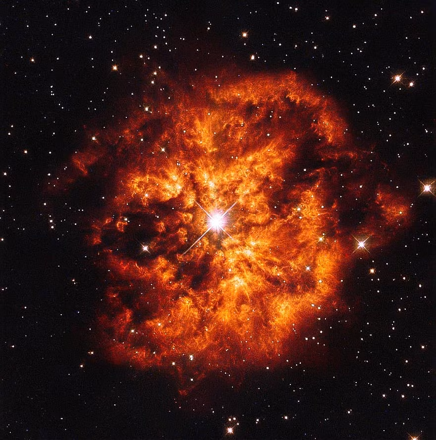 Ngôi sao Wolf-Rayet 124, nằm ở gần trung tâm hình ảnh, rộng khoảng sáu năm ánh sáng, tạo ra tinh vân xung quanh gọi là M1-67.