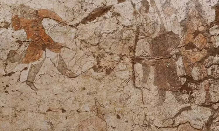 Chúng nằm theo hướng bắc - nam và có chiều dài lên tới 42,5 và 33,5 m. Trong đó, ngôi mộ nhỏ hơn được trang trí bởi loạt tranh tường mô tả nhiều cảnh tượng sống động khác nhau như ca múa nhạc, hay huấn luyện ngựa và lạc đà.