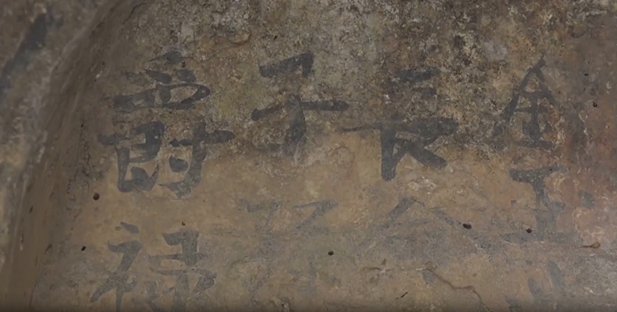 Ngôi mộ cổ được bao phủ bởi những bức tranh tường, hoa văn và ký tự tượng trưng cho điềm lành.