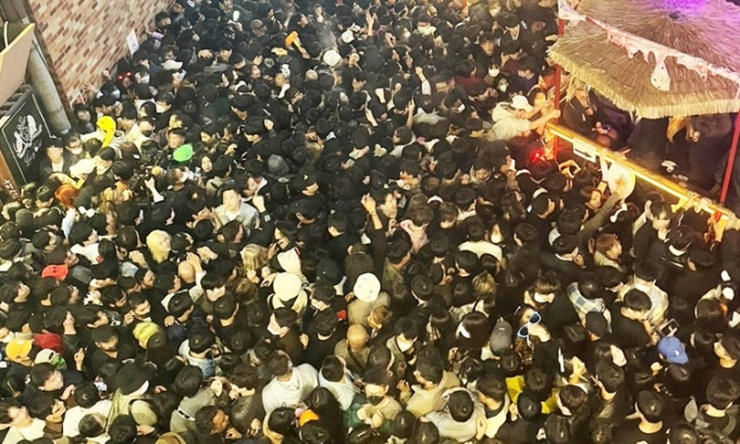 Abhigya Anand đã hoàn thành văn bằng tốt nghiệp sau đại học về Vi sinh vật Ayurveda (PGDAM) và cũng là người trẻ nhất tốt nghiệp văn bằng này trong nước.