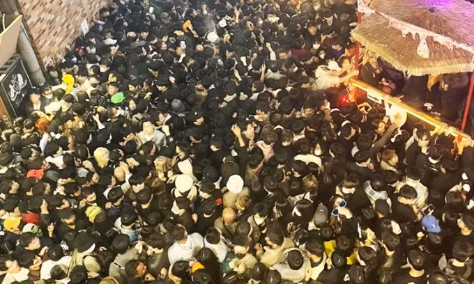 Abhigya Anand đã hoàn thành văn bằng tốt nghiệp sau đại học về Vi sinh vật Ayurveda (PGDAM) và cũng là người trẻ nhất tốt nghiệp văn bằng này trong nước.