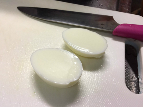 20 năm sau, khi dọn nhà cô Phó bỗng tìm thấy chiếc hộp đựng trứng cũ, mở ra, cô kinh ngạc khi thấy quả trứng hôm nào vẫn còn, đặc biệt, quả trứng không bị thối mà vẫn giữ kết cấu đông đặc, có nhiều vết nứt, trông giống như một viên hồng ngọc.