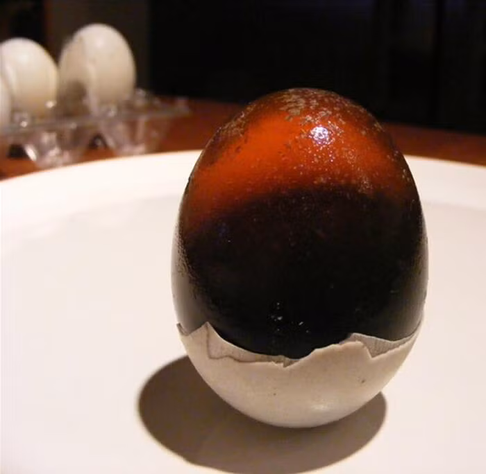 Quả trứng kỳ lạ này làm chúng ta liên tưởng đến món "trứng thế kỷ" của người Trung Quốc. "Trứng thế kỷ" được bảo quản trong một hợp chất đặc biệt qua nhiều thập kỷ và trở thành món ăn truyền thống của Trung Quốc.