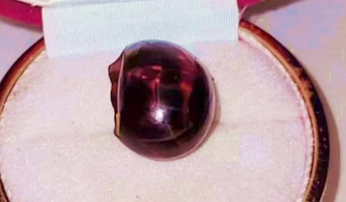 Được biết đây là quả trứng của cô Phó ở thành phố Tế Nam, tỉnh Sơn Đông, Trung Quốc. Theo cô Phó quả trứng kỳ lạ này vốn được mẹ cô mua cho cô từ năm 2023 để luộc cho cô ăn.