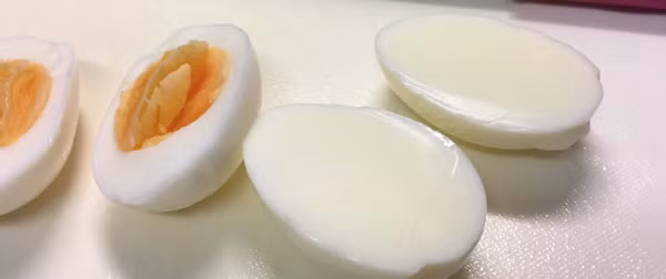 Những quả trứng này thông thường chỉ có lòng trắng trứng không có lòng đỏ trứng. Tuy nhiên, nguyên nhân tại sao trứng lại có màu "hồng ngọc" như vậy thì vẫn là một bí ẩn chưa được giải đáp.