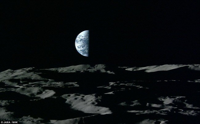 Theo Viện Khoa học Hành tinh, một khi vòng quay của Mặt trăng và Trái đất khớp với nhau, hành tinh này có khả năng sẽ ngừng hướng ra Hệ mặt trời và thay vào đó sẽ di chuyển về phía chúng ta.