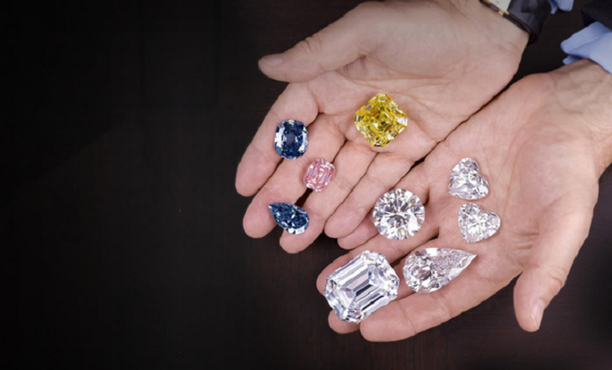 5. Những viên đá quý bị mất cắp của Graff Diamonds: Năm 2009, cửa tiệm đá quý hàng đầu nước Anh - Graff Diamonds đã bị tấn công bởi hai tên cướp có vũ trang. Kết quả, 43 viên đá quý trị giá 65 triệu USD đã bị chúng lấy đi. Điều đáng nói là mặc dù hai tên cướp đã bị cảnh sát bắt giữ nhưng số đá quý này, cho đến nay vẫn bặt vô âm tín và trở thành một trong những kho báu mất tích lớn nhất của xứ sở sương mù.