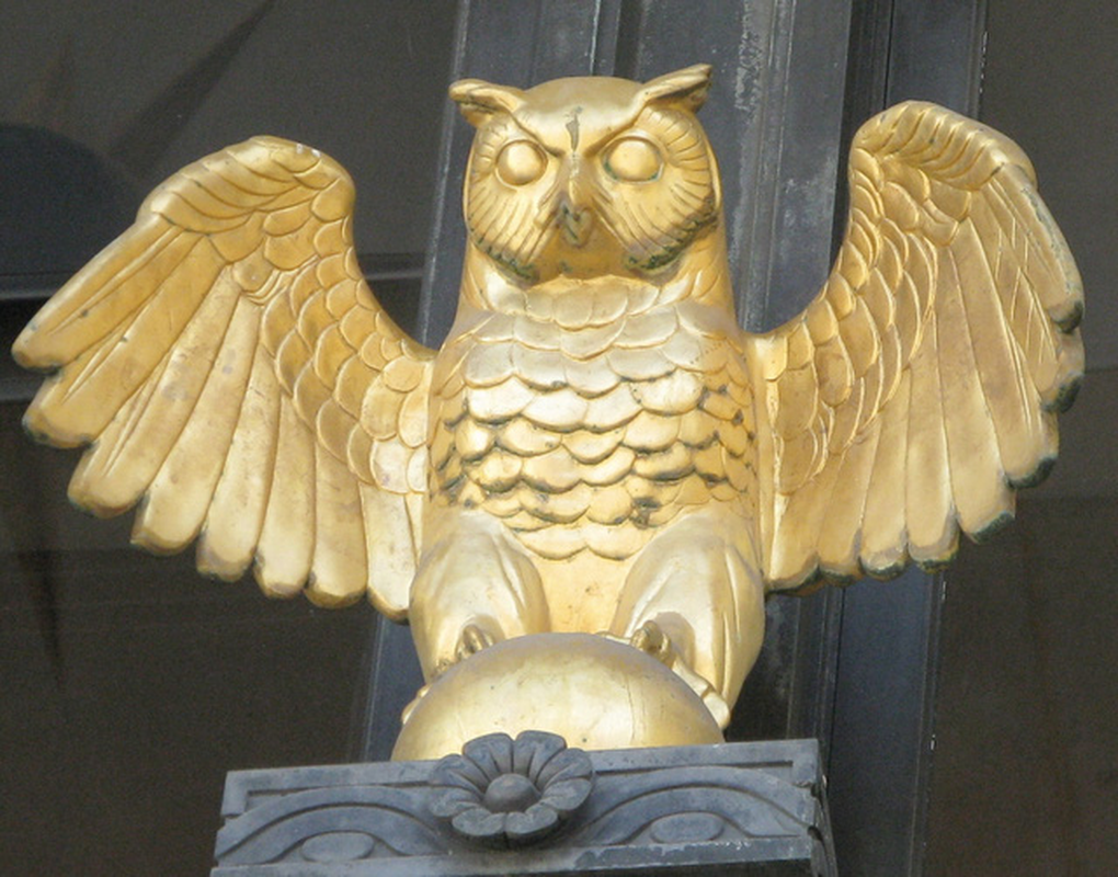 12. Con cú vàng của Max Valentine: Vào năm 1993, một người đàn ông có tên là Max Valentine tuyên bố rằng, ông ta có một con cú được làm bằng vàng bị mất tích ở một miền quê nào đó tại nước Pháp. Max Valentine cũng đã ra giá 1 triệu USD cho bất kỳ ai tìm lại được con cú vàng bị mất này. Tại thời điểm này, nhiều nhà thờ đã bị thiêu rụi vì nghi là nằm trên mảnh đất có chôn kho báu của Max Valentine. Tuy nhiên, cho đến tận bây giờ, vẫn chưa ai có thể tìm thấy con cú này.