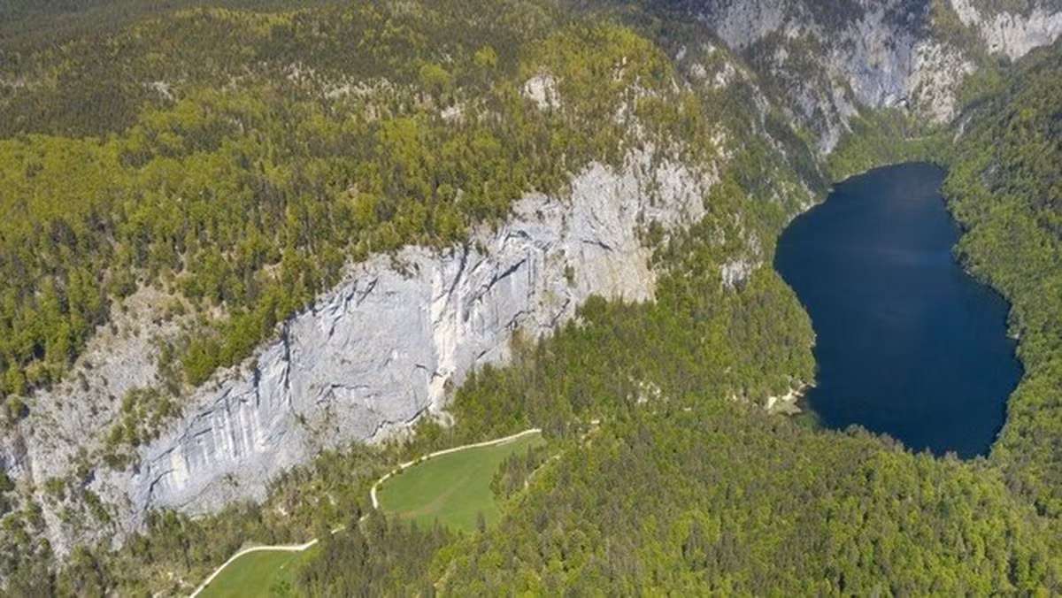 2. Vàng của Đức quốc xã: Theo truyền thuyết, gần cuối Thế chiến II, sĩ quan SS Ernst Kaltenbrunner của Đức quốc xã chỉ huy đã đánh chìm một lượng vàng lớn xuống Hồ Toplitz ở Áo để tránh bị quân Đồng minh xâm lược chiếm giữ. Kể từ thời điểm đó, nhiều cuộc tìm kiếm đã được thực hiện nhưng cho đến nay vẫn chưa tìm thấy dấu tích của vàng. Một số thợ lặn đã thiệt mạng khi cố tìm vàng trong nước hồ.