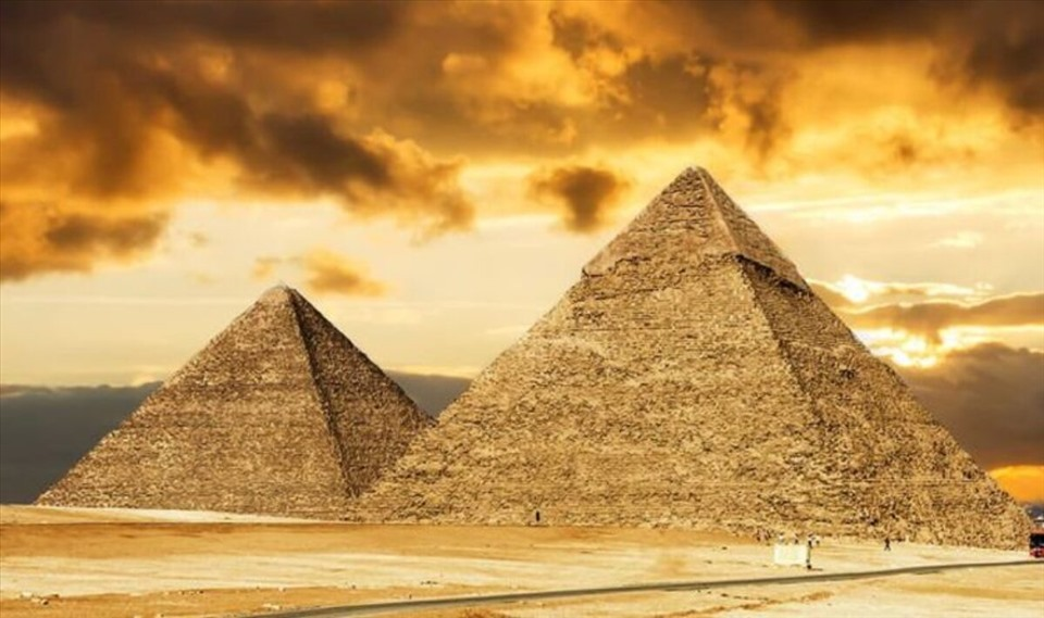 Đại kim tự tháp Giza nằm ở El Giza, Ai Cập. Công trình ban đầu cao 146,5 m, được xây dựng từ năm 2580 TCN và mất khoảng 20 năm để hoàn thành. Trải qua năm tháng, hiện công trình kiến trúc khổng lồ này còn 138,8 m.