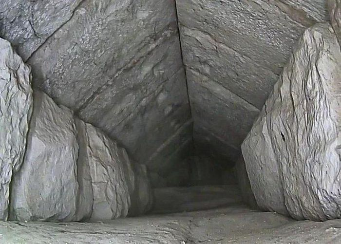 Mới đây, nhờ sử dụng một kỹ thuật hình ảnh không xâm lấn có tên là muography, một hành lang chưa từng được biết tới trong kim tự tháp danh tíếng Giza đã được các chuyên gia phát hiện.