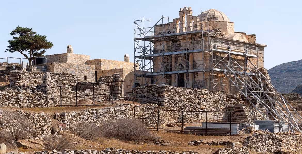 Các chuyên gia nghĩ rằng Neko có sự liên quan nhất định với hòn đảo này nhưng không rõ liệu bà có sinh ra ở Sikinos hay không.