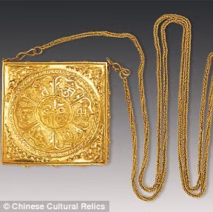 Điều đặc biệt nữa là ngôi mộ của bà chứa đầy trang sức quý và tất cả được làm từ vàng ròng.