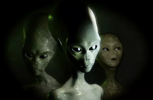 Có một giả thuyết cho rằng chính những người ngoài hành tinh từng "chiếm đóng" ở đây đã tạo ra những bức tượng lớn này và du chuyển chúng.