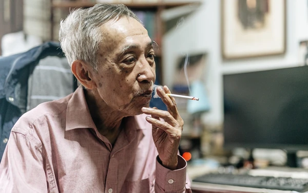 Suốt hai năm dịch Truyện Kiều, ông phải tiêm thuốc trợ lực trực tiếp vào mắt đến vài chục lần. Dịch giả còn gặp khó khăn vì không thể tra cứu từ điển hay các tài liệu, dựa tất cả vào trí nhớ. Khi hoàn thành tác phẩm, ông đến giai đoạn kiệt sức, không thể tự kiểm tra bản dịch.