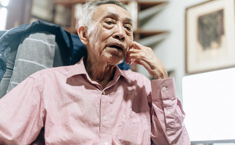 Ngoài giới văn nghệ sỹ, những người biết và ngưỡng mộ nhà thơ-dịch giả Dương Tường cũng bày tỏ nỗi buồn trước tin ông qua đời.