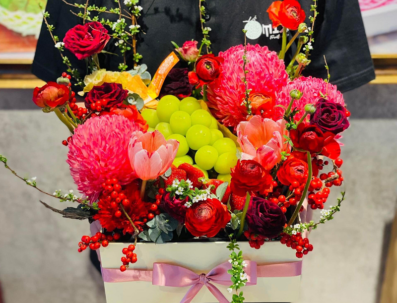 Thi truong 8/3: Hoa tuoi 'ghep doi' voi trai cay ban gia vai trieu dong