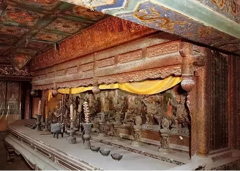 Vũ Hoa Các là một trong số đó. Theo các nhà nghiên cứu, đây được cho là ngôi chùa dành riêng cho hoàng đế, ngoại trừ các Lạt ma làm nghi lễ thì không ai được phép bước vào.