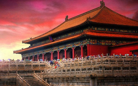 Thêm nữa, bên ngoài đại sảnh Phật đường này còn có long bào, áo giáp, vũ khí và một số đồ dùng của hoàng đế Càn Long.