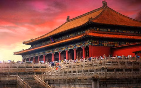 Thêm nữa, bên ngoài đại sảnh Phật đường này còn có long bào, áo giáp, vũ khí và một số đồ dùng của hoàng đế Càn Long.