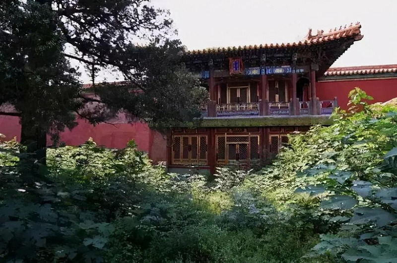 Phạn Tôn Lâu nằm trong hội trường Phật giáo Trung Chính điện tại Tử Cấm Thành. Sử sách ghi chép đây là một Phật đường có diện tích nhỏ. Hoàng đế Càn Long cho xây dựng công trình này.