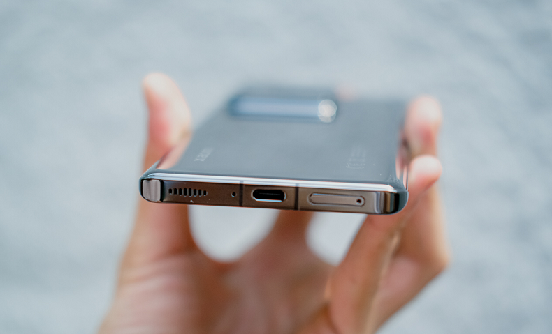 Máy có viên pin 4820mAh, hỗ trợ sạc nhanh 120W. Để sạc đầy 100% pin của Xiaomi 13 Pro thì chỉ mất khoảng 19 phút cắm sạc. Máy chạy trên Android 13 với giao diện MIUI 14 mới nhất. (Ảnh: Sforum.vn)