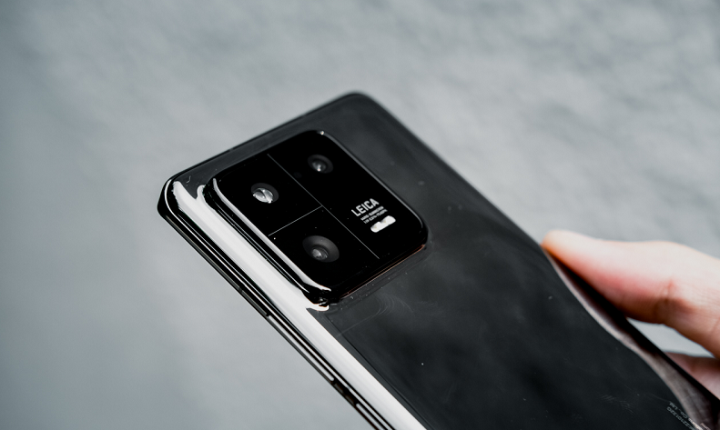 Có lẽ nâng cấp đáng giá nhất trên Xiaomi 13 Pro đến từ cụm camera sau, với sự hợp tác của Leica – một thương hiệu nhiếp ảnh nổi tiếng. (Ảnh: Sforum.vn)