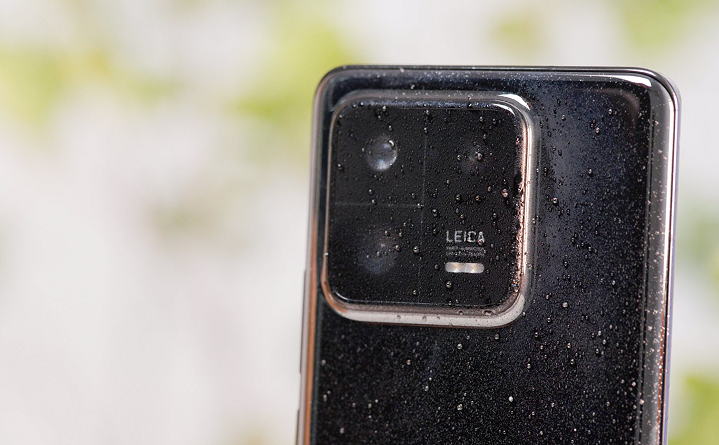 Ngoài ra đây cũng là dòng sản phẩm flagship đầu tiên của Xiaomi bán tại Việt Nam có trang bị chống nước và bụi bẩn IP68. (Ảnh: VVS)