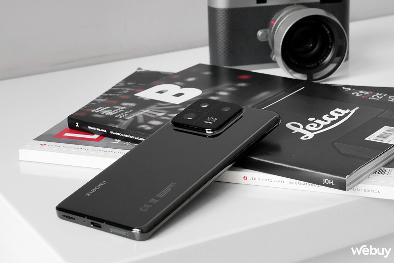 Xiaomi 13 Pro lên kệ tại thị trường Việt Nam với mức giá niêm yết 29,9 triệu đồng, tặng kèm máy hút bụi Xiaomi Vaccum Cleaner G10 trị giá 7,99 triệu đồng. Mức giá này cao hơn so với Xiaomi 12 Pro năm ngoái khoảng 2 triệu đồng. Phiên bản tiêu chuẩn có giá niêm yết 22,99 triệu đồng. (Ảnh: Webuy)