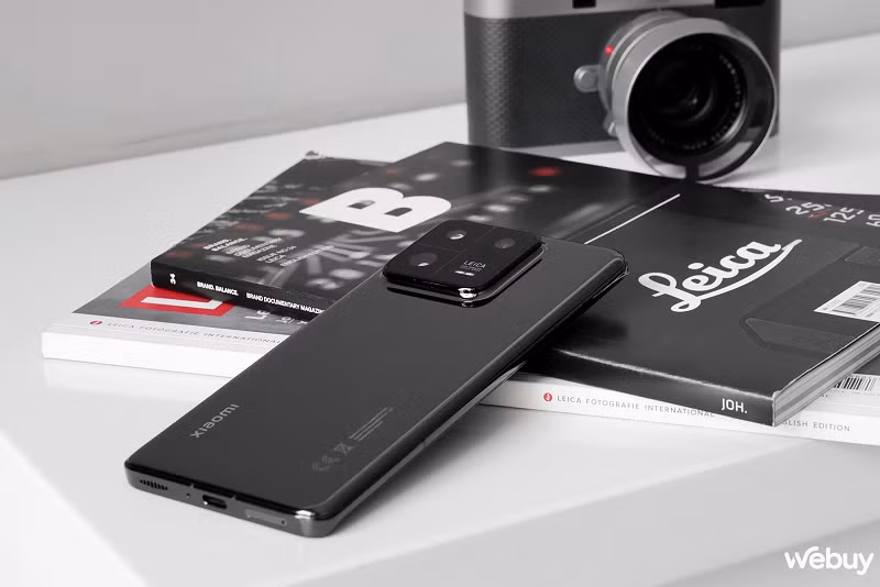 Xiaomi 13 Pro lên kệ tại thị trường Việt Nam với mức giá niêm yết 29,9 triệu đồng, tặng kèm máy hút bụi Xiaomi Vaccum Cleaner G10 trị giá 7,99 triệu đồng. Mức giá này cao hơn so với Xiaomi 12 Pro năm ngoái khoảng 2 triệu đồng. Phiên bản tiêu chuẩn có giá niêm yết 22,99 triệu đồng. (Ảnh: Webuy)