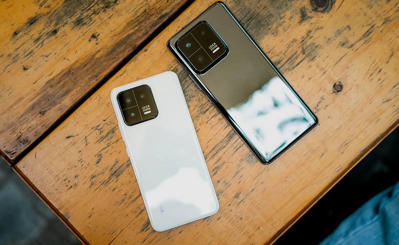 Về thông số, Xiaomi 13 Pro sở hữu cảm biến chính 1 inch với độ phân giải 50,3 MP, đi kèm hai ống kính telephoto và góc rộng đều có độ phân giải 50MP. Tất nhiên cụm camera trên mẫu máy cũng hỗ trợ chống rung quang học OIS và có thể quay video ở độ phân giải tối đa lên tới 8K@24fps. (Ảnh: Sforum.vn)