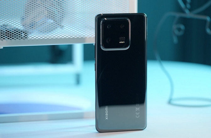 Về thiết kế, Xiaomi 13 Pro cho mức độ hoàn thiện rất tốt. Khung viền được chế tác từ kim loại, trong khi mặt lưng gốm cho ra cảm giác cầm nắm vô cùng đầm tay, chắc chắn. Dẫu vậy, chính lớp gồm này khiến máy khá trơn và bạn nên cân nhắc sử dụng ốp lưng để đảm bảo độ bền cao nhất khi sử dụng. (Ảnh: VVS)