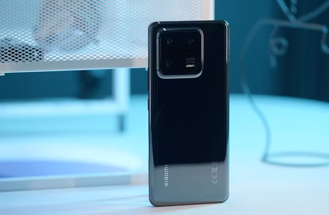 Về thiết kế, Xiaomi 13 Pro cho mức độ hoàn thiện rất tốt. Khung viền được chế tác từ kim loại, trong khi mặt lưng gốm cho ra cảm giác cầm nắm vô cùng đầm tay, chắc chắn. Dẫu vậy, chính lớp gồm này khiến máy khá trơn và bạn nên cân nhắc sử dụng ốp lưng để đảm bảo độ bền cao nhất khi sử dụng. (Ảnh: VVS)