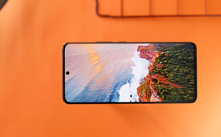 Năm nay thiết kế trên Xiaomi 13 Pro cũng có sự nâng cấp lớn khi đã được bổ sung tiêu chuẩn kháng nước, kháng bụi bẩn IP68. Đây là thứ gần như không xuất hiện trên các thế hệ tiền nhiệm, trong khi các thiết bị Xiaomi khác có kháng nước chủ yếu cũng chỉ là IP53 hoặc IP54. (Ảnh: VVS)