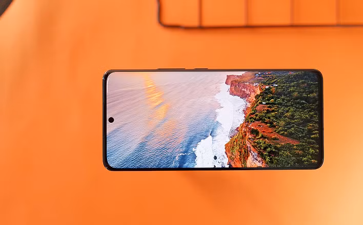 Năm nay thiết kế trên Xiaomi 13 Pro cũng có sự nâng cấp lớn khi đã được bổ sung tiêu chuẩn kháng nước, kháng bụi bẩn IP68. Đây là thứ gần như không xuất hiện trên các thế hệ tiền nhiệm, trong khi các thiết bị Xiaomi khác có kháng nước chủ yếu cũng chỉ là IP53 hoặc IP54. (Ảnh: VVS)