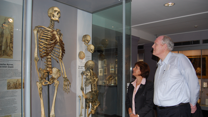 Tâm nguyện của Charles Byrne là sau khi chết sẽ được chôn xác xuống đáy biển, tuy nhiên hiện tại bộ xương của Charles Byrne vẫn đang được trưng bày tại Bảo tàng Hunterian tại London, Anh.