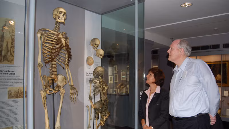 Tâm nguyện của Charles Byrne là sau khi chết sẽ được chôn xác xuống đáy biển, tuy nhiên hiện tại bộ xương của Charles Byrne vẫn đang được trưng bày tại Bảo tàng Hunterian tại London, Anh.