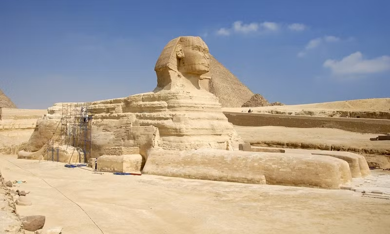 Một trong những câu đố nổi tiếng nhất của nhân sư chính là: "Sinh vật nào đi bằng 4 chân vào buổi sáng, 2 chân vào buổi trưa và 3 chân vào buổi chiều, và khi nó càng đi bằng nhiều chân thì nó càng yếu".