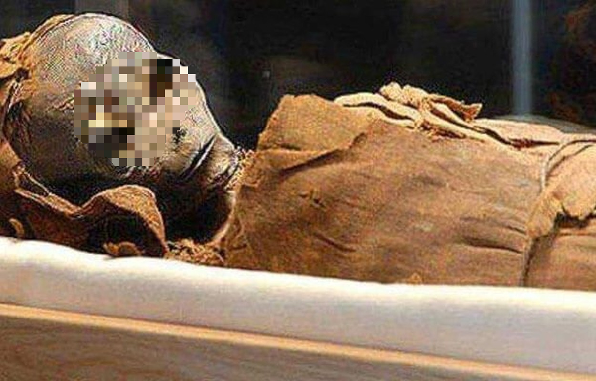 Chiều hôm đó Glenn đến quân y viện của đơn vị có việc gì đó. Cạnh cửa phụ từ phía ngược lại của toà nhà ông nhìn thấy hai nhân viên quân sự của phòng thí nghiệm. Họ đang mang những vật lạ nào đó, trên bề mặt của chúng có những biểu tượng lạ lùng.