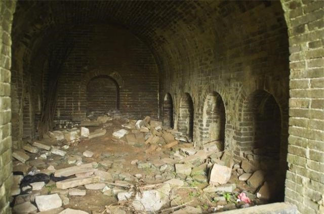 Ngôi mộ cổ hơn 400 năm tuổi này nằm ở khu vực Quế Lâm, Quảng Tây, Trung Quốc, là nơi chôn cất vị hoàng tử Chu Lữ Đạo (1572 - 1590), con trai thứ 8 của vua Chu Nhậm Xương - phiên vương của nước Tĩnh Giang (một nước chư hầu của nhà Minh dưới thời Chu Nguyên Chương).