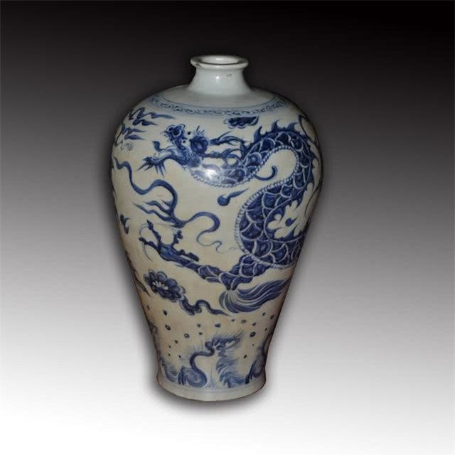 Các chuyên gia khảo cổ mở bình rượu ra, điều khiến họ "thót tim" là bên trong không chỉ có rượu mà còn có xác của 3 con chuột. Đây chính là loại rượu chuột bao tử trong truyền thuyết.