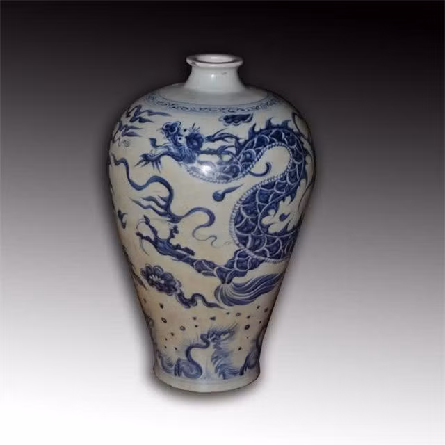 Các chuyên gia khảo cổ mở bình rượu ra, điều khiến họ "thót tim" là bên trong không chỉ có rượu mà còn có xác của 3 con chuột. Đây chính là loại rượu chuột bao tử trong truyền thuyết.