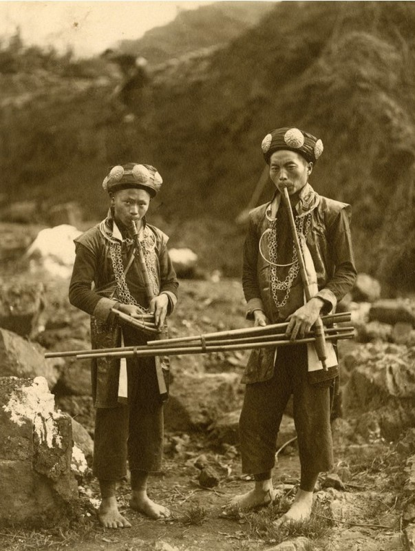 Ảnh chụp người bản địa ở Lào Cai đang thổi khèn, được chụp khoảng năm 1925. Ảnh không rõ người chụp, được in trên giấy tráng bạc.