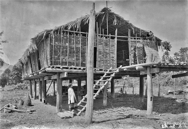 Nhà sàn của người Thái miền núi Nghệ An năm 1929. (Ảnh: Báo Nghệ An)